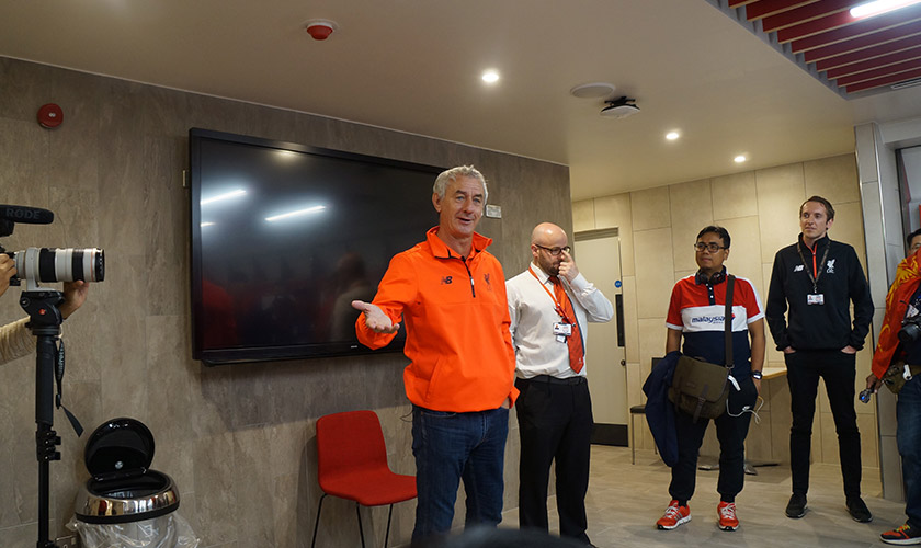 Pemain diberi penerangan sebelum mula beraksi di padang Anfield. - Foto Astro AWANI/Ian Johan Ariff