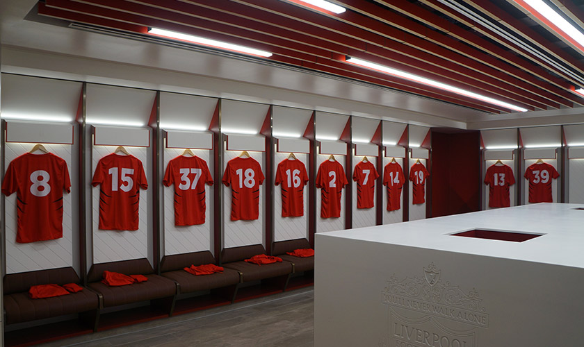 Jersi pemain Team Fowler digantung dalam bilik persalinan barisan utama Liverpool FC di Anfield. Gambar - Meay Chan.