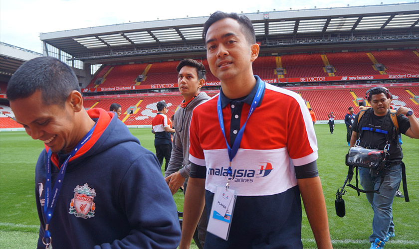 Ian bersama pemain Singapura, Mohd Rafee Abdul Rahman. Gambar - Meay Chan.