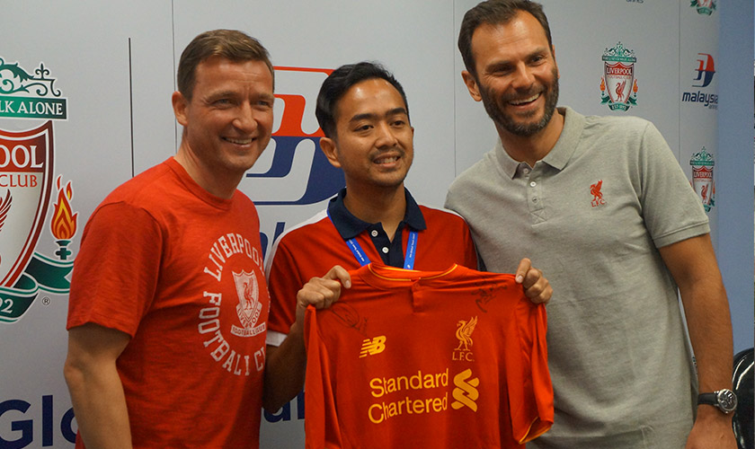Ian bersama dua lagenda Liverpool, Vladimir Smicer (kiri) dan Patrik Berger. Gambar - Meay Chan.