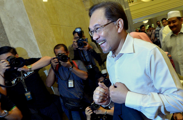 Anwar, 70, kini sedang menjalani hukuman penjara lima tahun di Penjara Sungai Buloh kerana kesalahan meliwat bekas pembantunya, Mohd Saiful Bukhari Azlan.  - Gambar fail