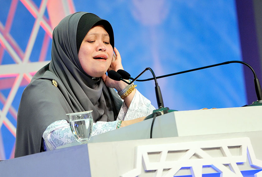 Johan tilawah bagi kategori qariah Noramalina Alias dari Malaysia memperdengarkan bacaan ayat suci Al-Quran pada majlis Penutup dan Pengurnian Hadiah sempena Majlis Tilawah dan Menghafaz Al-Quran Peringkat Antarabangsa di Dewan Merdeka Pusat Dagangan Dunia Putra hari ini. - Foto Bernama