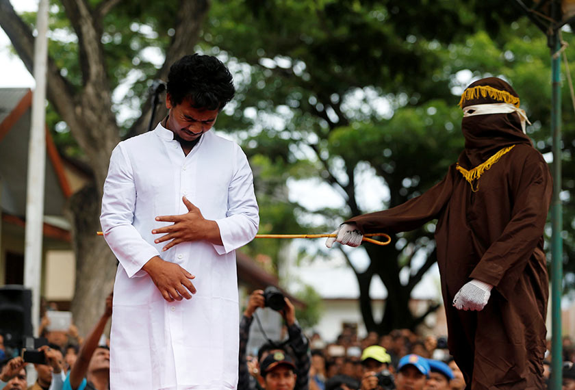 Sebanyak 82 sebatan dikenakan ke atas dua lelaki itu, dengan disaksikan ratusan penduduk setempat.