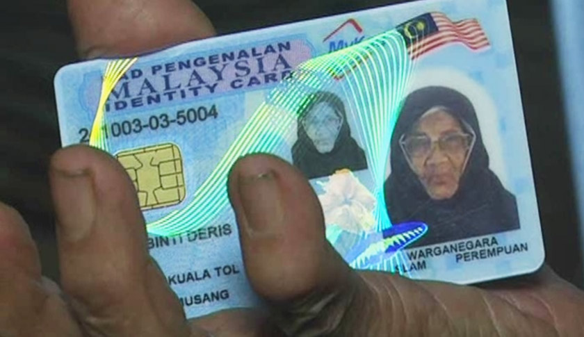 Minah Deris menunjukkan kad pengenalannya yang diperolehinya. - Foto Astro AWANI