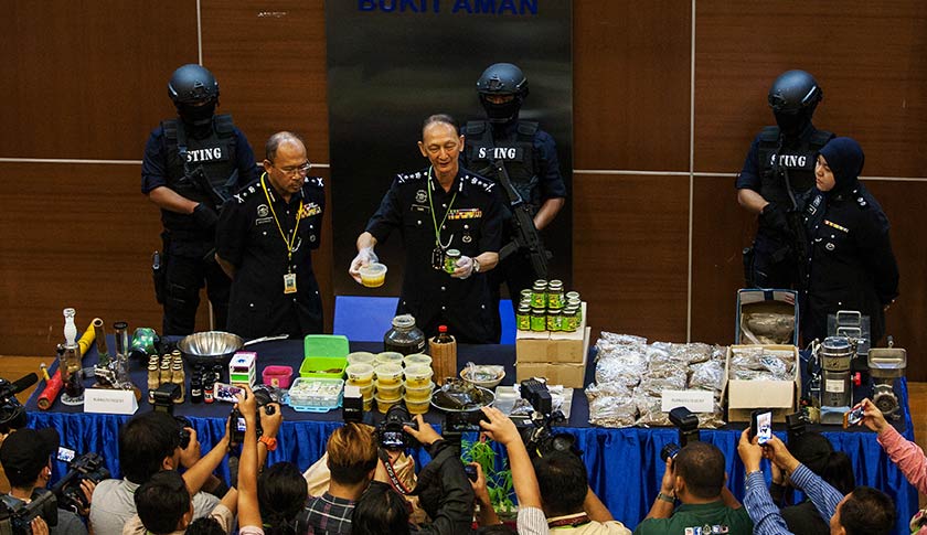 Polis menahan seorang lelaki bergelar 'Dr Ganja' dan dua pembantunya serta merampas pelbagai produk disyaki mengandungi ganj