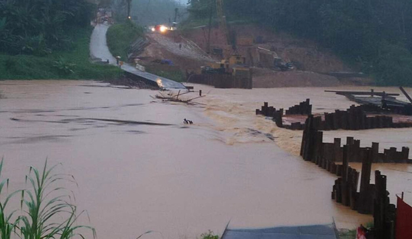 Keadaan laluan jambatan yang terputus akibat air sungai yang meningkat. - Astro AWANI