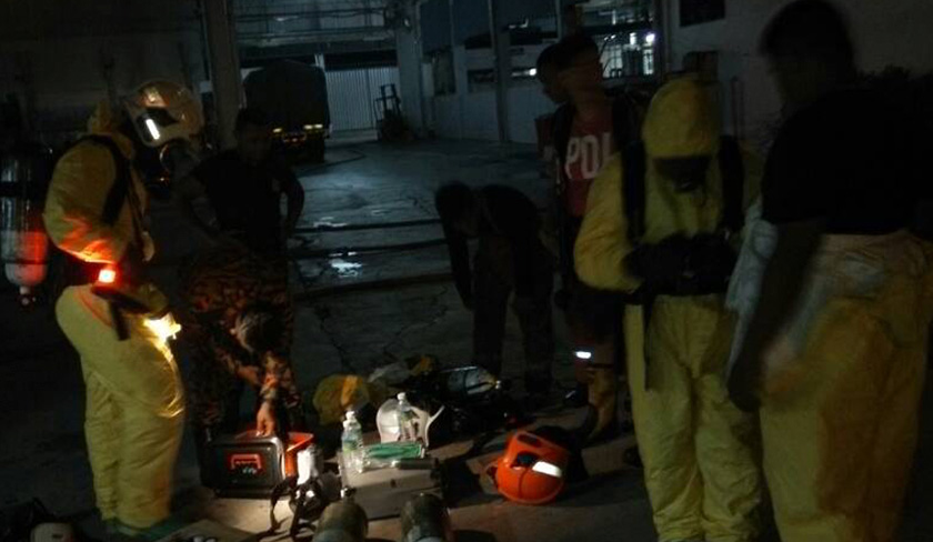 Kejadian berlaku kira- kira jam 9 malam ketika ketiga-tiga pekerja terbabit sedang bertugas di stesen minyak yang terletak berdekatan kilang ais tersebut.