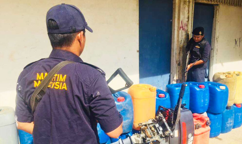 Sebahagian tong berisi minyak petrol dan enjin bot yang dirampas APMM.