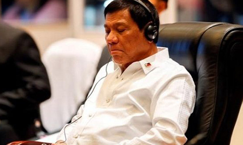 Presiden Filipina Rodrigo Duterte kelihatan bosan ketika sesi plenari Sidang Kemuncak ASEAN di Vientiane, Laos, Sept 6, 2016. REUTERS