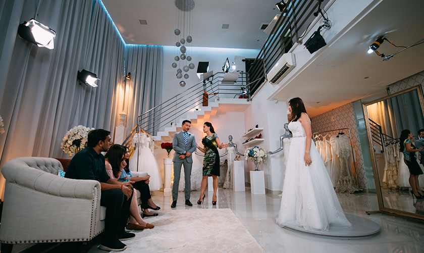 Seramai 18 pasangan akan bersama-sama Jovian dan Daphne mencari busana yang tepat buat majlis perkahwinan masing-masing. - Foto oleh Say Yes To The Dress Asia