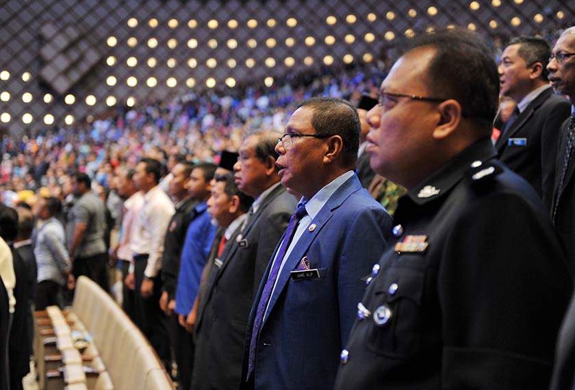 Cuepacs menasihati penjawat awam supaya tidak sewenang-wenangnya membuat pinjaman sekaligus meningkatkan kadar keberhutangan yang akhirnya akan menjerut diri sendiri. - Foto Fail