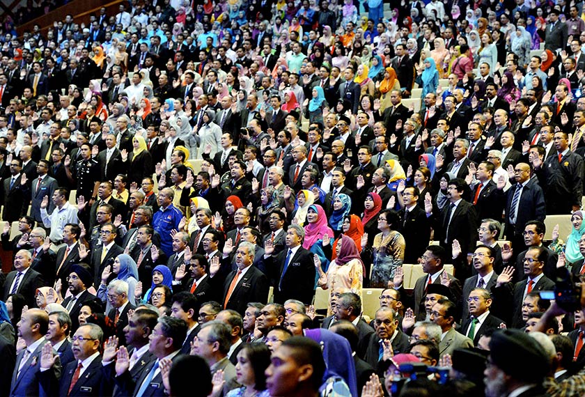 Sebelum ini, penjawat awam diwajibkan mempunyai sekurang-kurangnya 40 peratus gaji bersih daripada emolumen bulanan yang diterima mereka. - Foto Fail