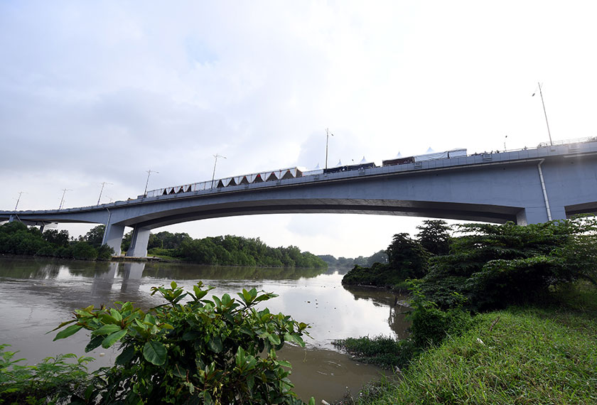 Sultan Selangor Sultan Sharafuddin Idris Shah merasmikan jambatan ketiga Klang yang dinamakan Jambatan Raja Muda Nala hari ini. - Foto Bernama