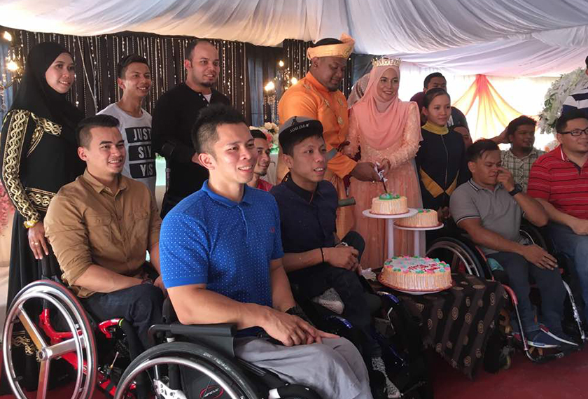  Kekurangan diri bukan penghalang untuk atlit paralimpik mencipta kejayaan di bidang sukan tetapi juga bahagia bertemu jodoh.  Pertemuan tanpa dirancang ketika mewakili negara dalam sukan Sukan Asia Paralimpik, Incheon, Korea tiga tahun akhirnya membawa mereka ke jinjang pelamin.  Majlis persandingan kedua-dua atlit paralimpik negara yang istimewa ini, Mohd Shahmil Md Saad, 31 Dan Rafidah Mohamad Shahir, 38, yang diadakan di rumah pengantin perempuan di Kampar diadakan dengan begitu meriah sekali pada Ahad.  Lebih menarik, Shahmil yang merupakan atlit angkat berat negara serta Rafidah yang merupakan atlit boling turut diarak oleh rakan-rakan atlit paralimpik seperjuangan negara pada hari persandingan mereka.  Walaupun mengalami kecacatan di bahagian kaki, Shahmil tampak begitu segak dan yakin memimpin isterinya, Rafidah yang ayu berbusana selain diraikan dengan begitu meriah oleh sekitar 500 pengunjung.  Rafidah dan Shahmil ketika ditemui Astro AWANI berkata, selain berasa bersyukur kerana dipertemukan sewaktu membawa nama Malaysia, mereka juga berharap perkahwinan itu akan berkekalan sehingga ke jannah.  Dalam pada itu, Shahmil mengucapkan rasa syukur kerana dipertemukan seorang wanita istimewa dan memahami kerjayanya sebagai seorang atlit paralimpik negara.  