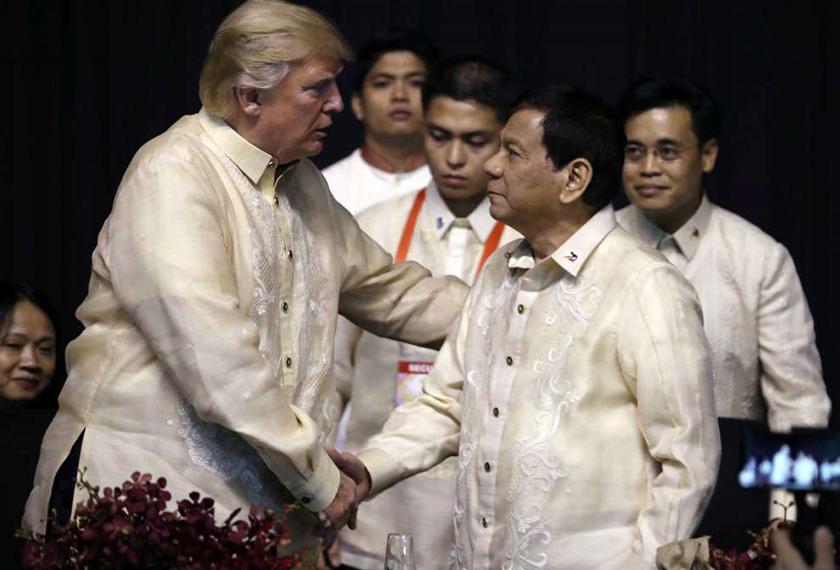 Presiden Donald Trump berjabat tangan dengan Presiden Filipina Rodrigo Duterte di ASEAN Summit yang diadakan di Manila pada November 2017. - REUTERS