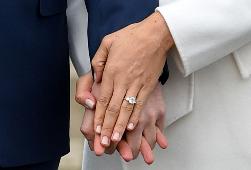 Cincin pertunanangan Meghan yang bertatahkan tiga berlian telah direka khas oleh Putera Harry.