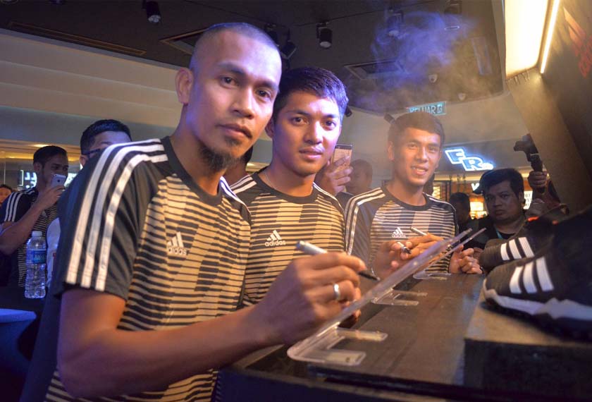 Badhri Radzi, Izham Tarmizi & Afiq Fazail semasa pelancaran Predator 18 di Football Republic.