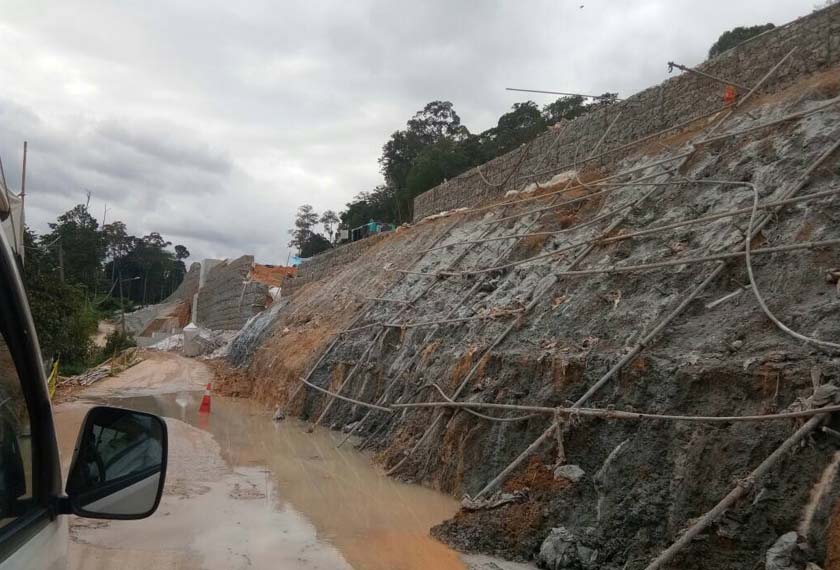 Kerja-kerja pembinaan EKVE di sekitar Kampung FELCRA Sungai Semungkis.