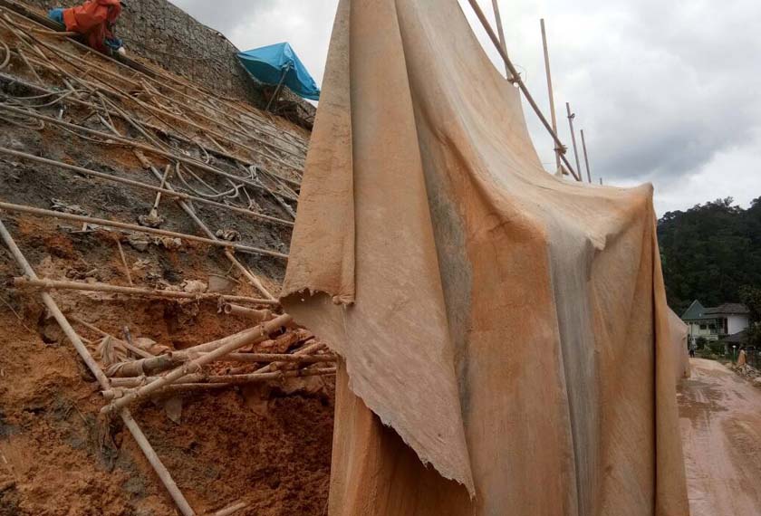 Kerja-kerja pembinaan EKVE di sekitar Kampung FELCRA Sungai Semungkis.