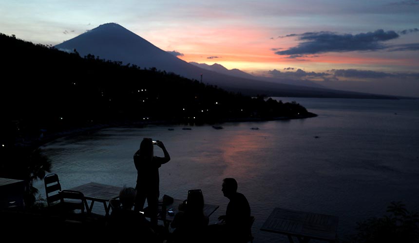Gunung suci ini pernah meledak dua kali pada 1963. Letupan itu adalah yang terbesar sehingga kini.