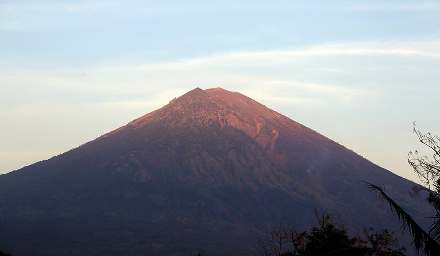 Gunung Agung memuntahkan debu, asap tebal dan lahar sejak 19 September lalu. Sejauh ini, lebih 120,000 penduduk telah dipindahkan.