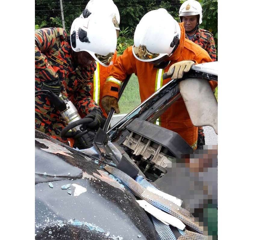Pasukan bomba berusaha mengeluarkan mangsa dari kereta. - Foto Astro AWANI