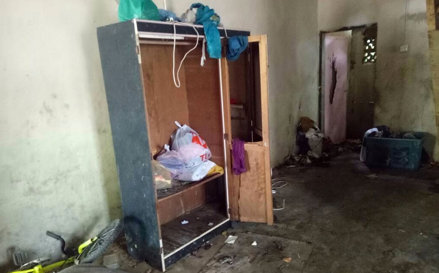 Tinjauan Astro AWANI pagi ini mendapati kediaman yang kotor dan daif itu telah dikosongkan. - Foto Astro AWANI / VIVI SUMANTI