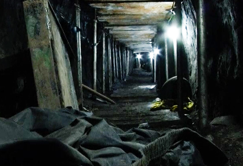 Terowong yang digali itu sepanjang 500 meter dan cukup besar untuk pergerakan anggota kumpulan perompak tersebut. - Reuters