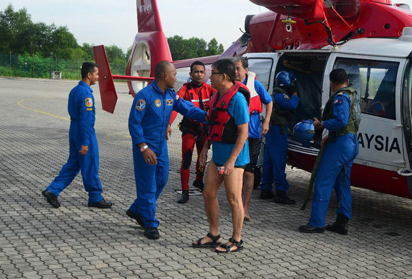 Kedua-dua mangsa, Hew Yoong Loong, 61 tahun, dan Leow Shak Kwan, 54, dijumpai pasukan udara APMM yang sedang menjalankan gerakan mencari dan menyelamat (SAR). -APMM