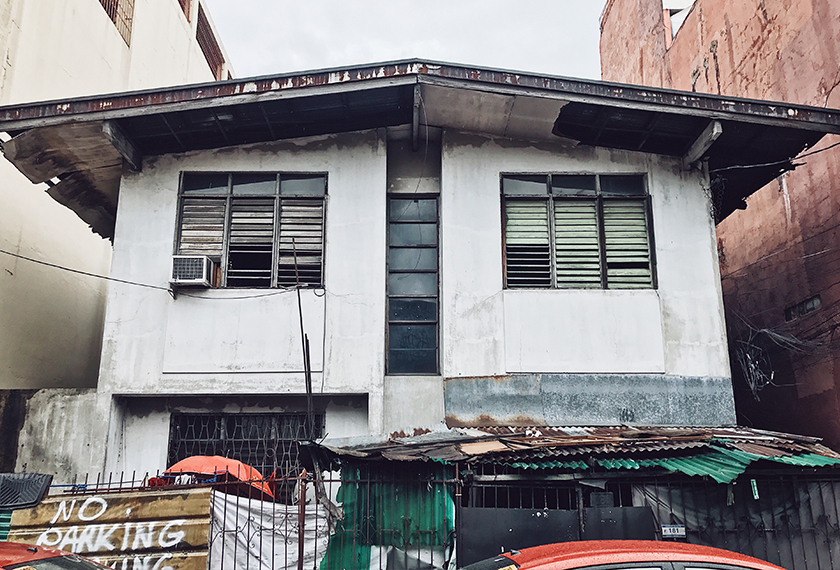 Sejak 45 tahun lepas, Manuel dan keluarganya menyewa di rumah yang sama di La Loma, berkongsi bangunan itu dengan empat keluarga lain. - Foto Karim Raslan