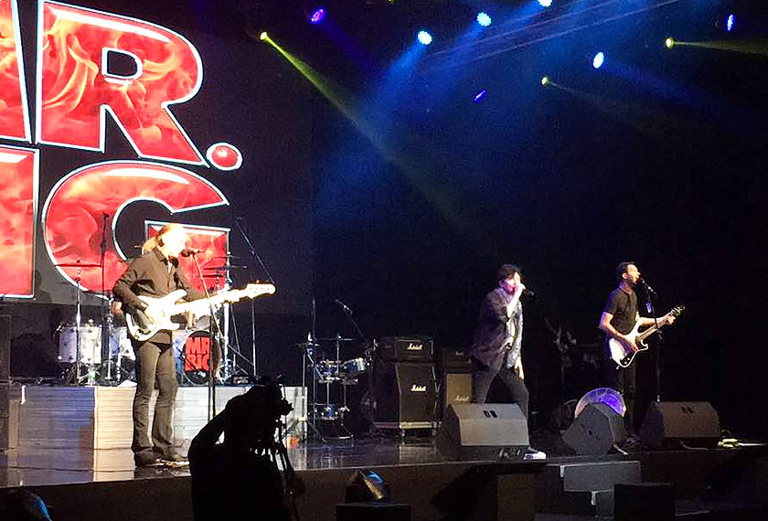 Lantunan suara Eric nyata masih memukau selain petikan gitar Paul yang tampak bersahaja namun cukup mengujakan para peminat yang memenuhi ruang dewan. -Foto Warner Music Malaysia