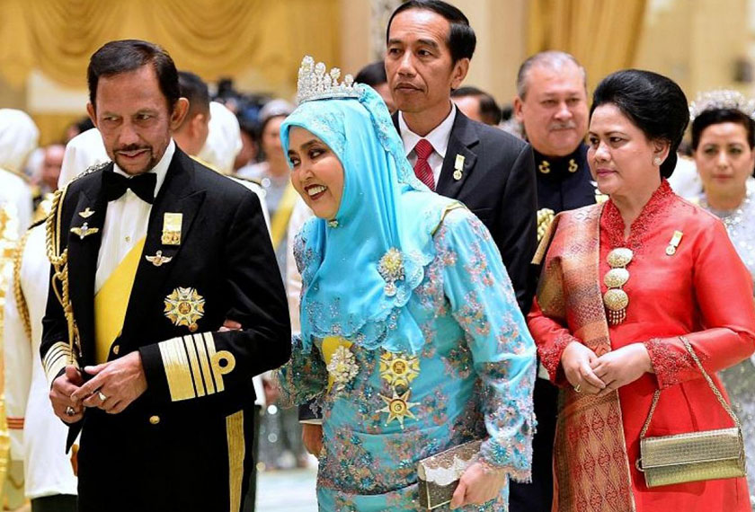Sultan Hassanal Bolkiah dan Ratu Saleha mempersilakan para tamunya, Presiden Indonesia Joko Widodo dan Sultan Johor Ibrahim Ismail, menuju ruang jamuan. Foto The Straits Times