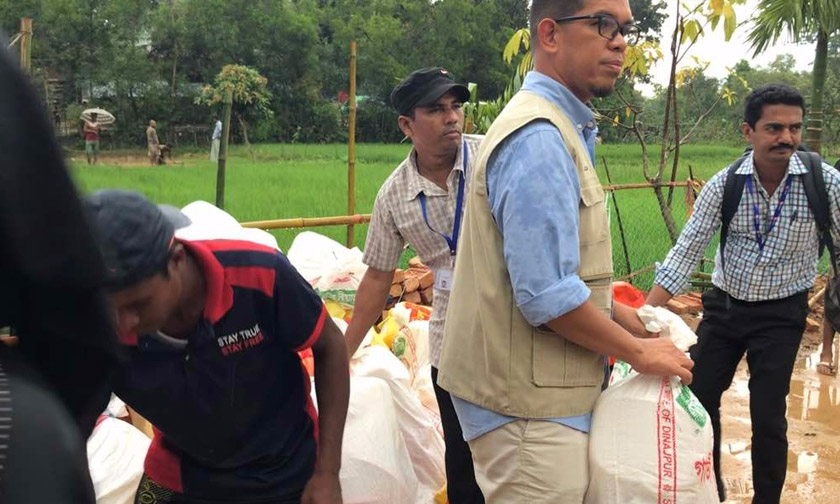 Pak Azam ketika mengagihkan bantuan kepada pelarian Rohingya di Balukhali, Cox's Bazar, Bangladesh. -  Foto Astro AWANI / MARIAH AHMAD
