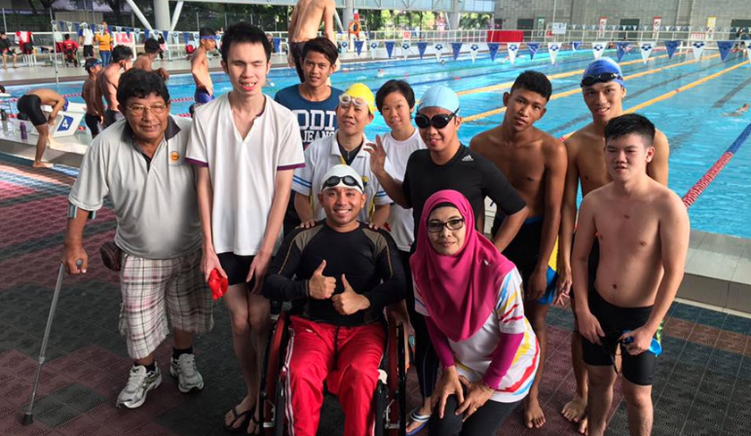 Nurul (bertopi renang kuning) bersama atlet OKU lain sewaktu menjalani latihan fizikal. - Sumber: Facebook