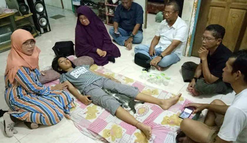 Keluarga dan jiran melawat Siti Raisa di kediamannya. - Foto Facebook Moel Ya Lo Ve 