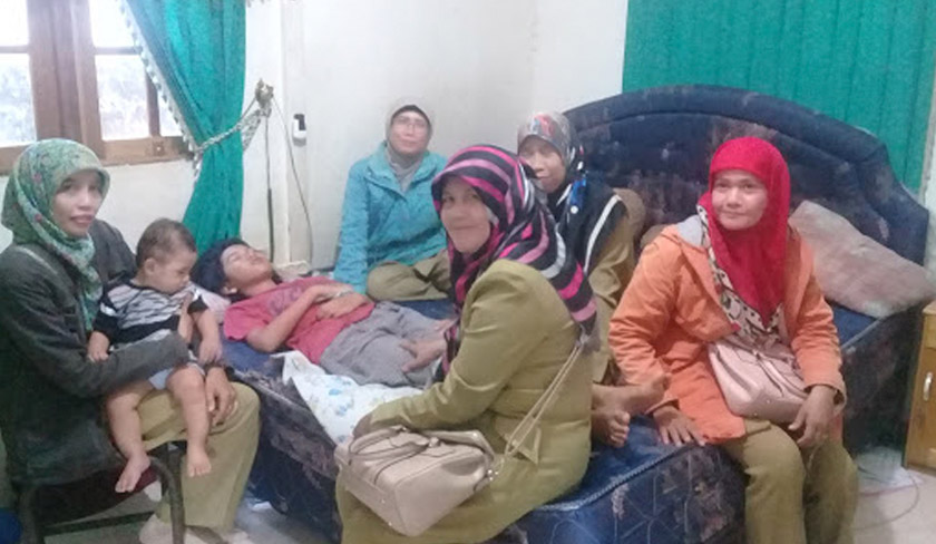 Jiran-jiran di sekitar tempat tinggal Siti Raisa Miranda datang menziarah untuk melihat keadaannya. - Foto Facebook Moel Ya Lo Ve