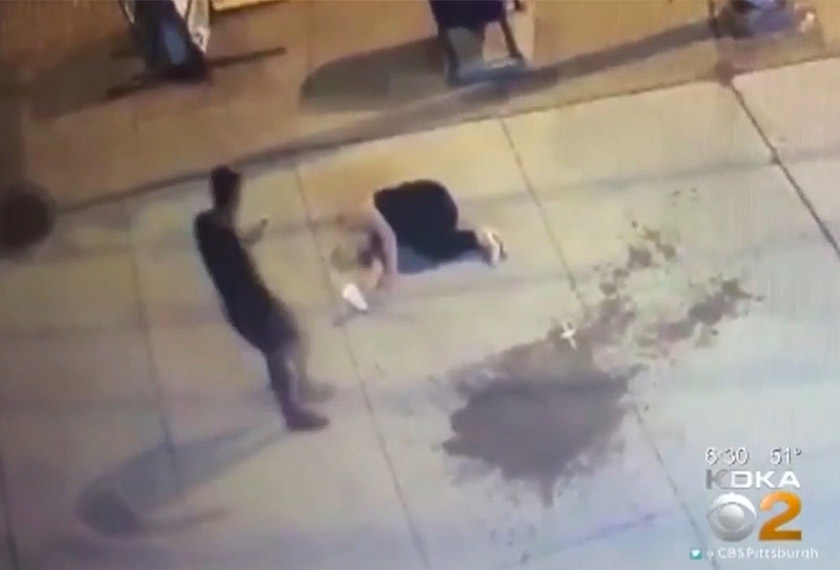 Seorang lelaki mendekati wanita yang terbarng di kaki lima, namun hanya mengambil gambar. - Foto: Media sosial