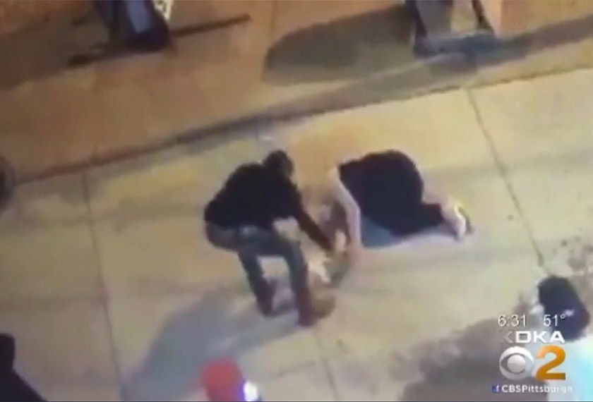 Barang milik mangsa diambil dan kemudian lelaki tersebut berlalu pergi. - Foto: Media sosial