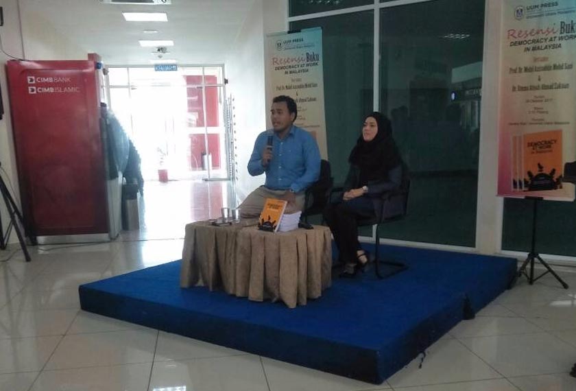Prof Dr Mohd Azizuddin Mohd Sani dan Dr Ummu Atiyah Ahmad Zakuan selaku editor buku berjudul 