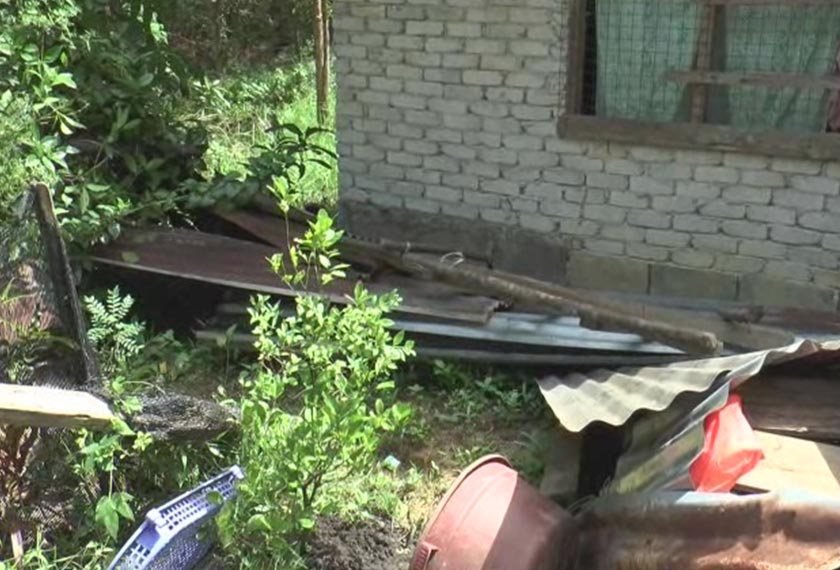 Bangsal dan tandas di belakang rumah Jamilah musnah. - Astro AWANI