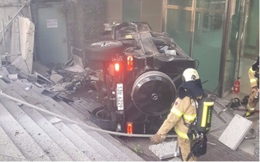 Polis juga turut mengesahkan kereta tersebut terbakar disebabkan impak kemalangan itu.  