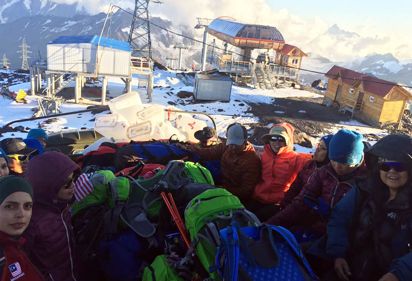 Kumpulan pendaki menaiki trak menuju ke pusat pemindahan di Perkampungan Terskol. Foto ehsan Ahmad Fakhri Abu Samah