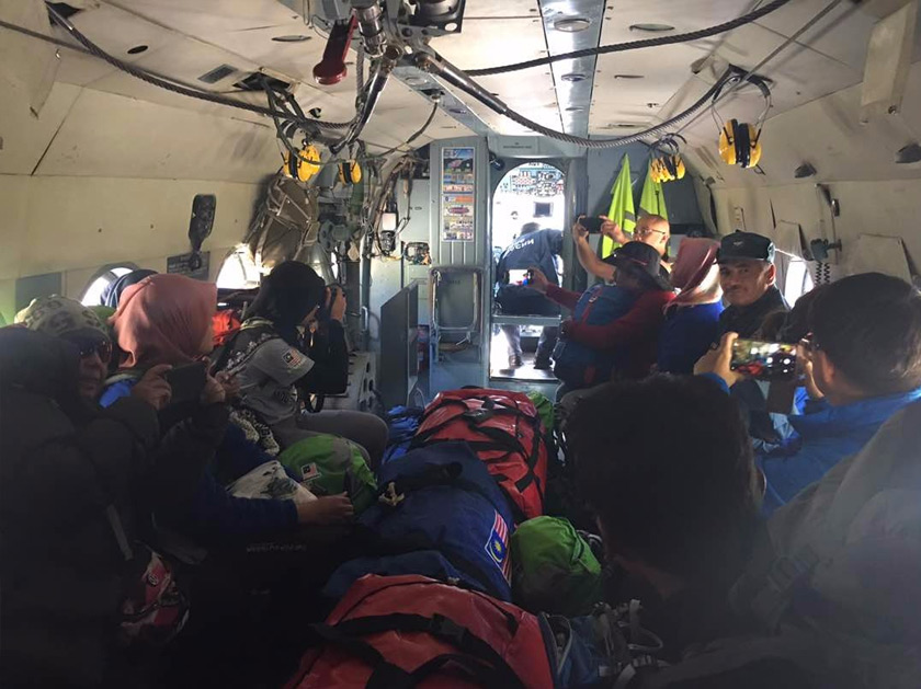 Pendaki Malaysia yang terkandas dibawa menaiki helikopter ke zon selamat. Foto ehsan Ahmad Fakhri Abu Samah