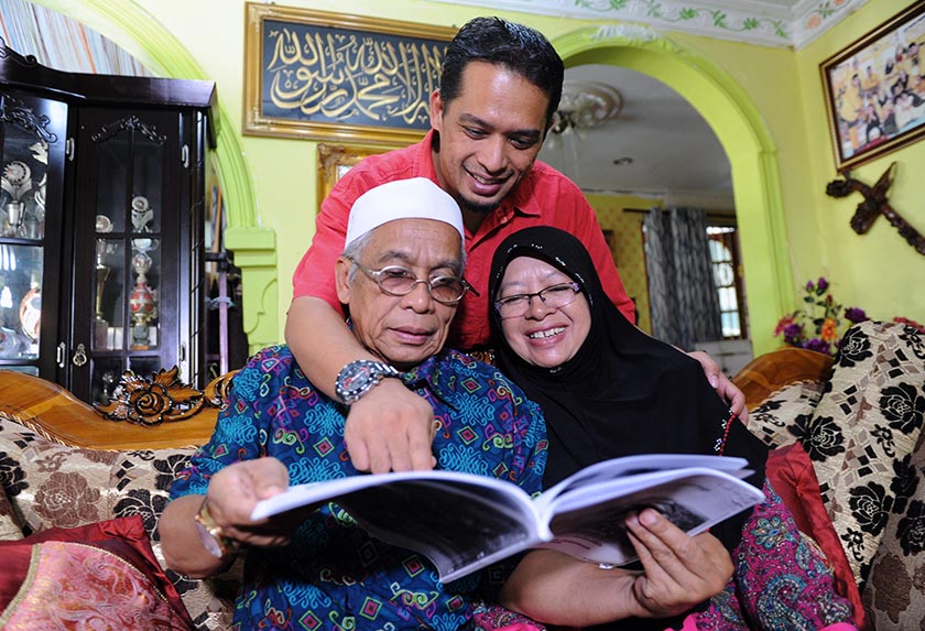 Hussin bersama isterinya, Normah, dan anak mereka, Azamta Karya Zawal'azi, 36, di kediaman mereka di Felda Lui Timur. - Bernama