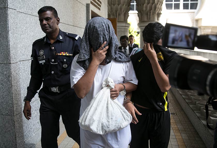 Tertuduh berusia 36 tahun memakai baju putih selepas keluar dari mahkamah. - Foto ASTRO AWANI / SHAHIR OMAR