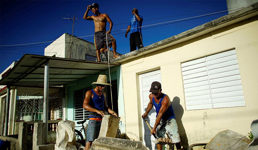 People fill sand bags to protect the roof of their houses prior to the arrival of the Hurricane Irma in Caibarien, Cuba, September 7, 2017. - REUTERS