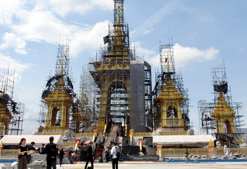 Kerja-kerja terakhir giat dijalankan bagi Majlis Pembakaran Diraja mendiang Raja Bhumibol Adulyadej di Krematorium Diraja di Sanam Luang, yang terletak berdekatan dengan Istana Agung yang bermula 25 hingga 29 Okt bulan depan. 
