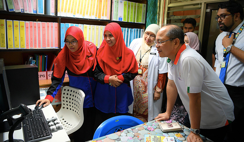 Madius (second, right) looking at the 'B-Tag' system database at Banting Hospital. - BERNAMA