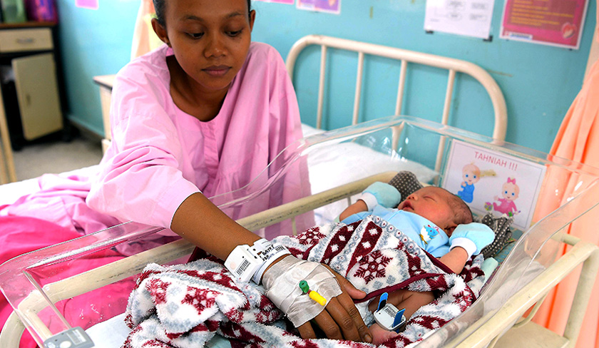Rosyati Bayet, 24, and her newborn using the 'B-Tag' at Banting Hospital today. - BERNAMA