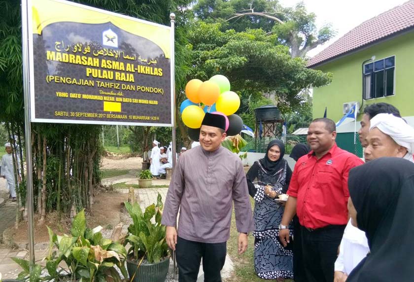 Majlis perasmian pusat berkenaan disempurnakan oleh anak Perdana Menteri, Datuk Mohamad Nizar Mohamad Najib di tapak Madrasah yang diwakafkan oleh ahli keluarganya. - Foto Astro AWANI / VIVISUMANTI